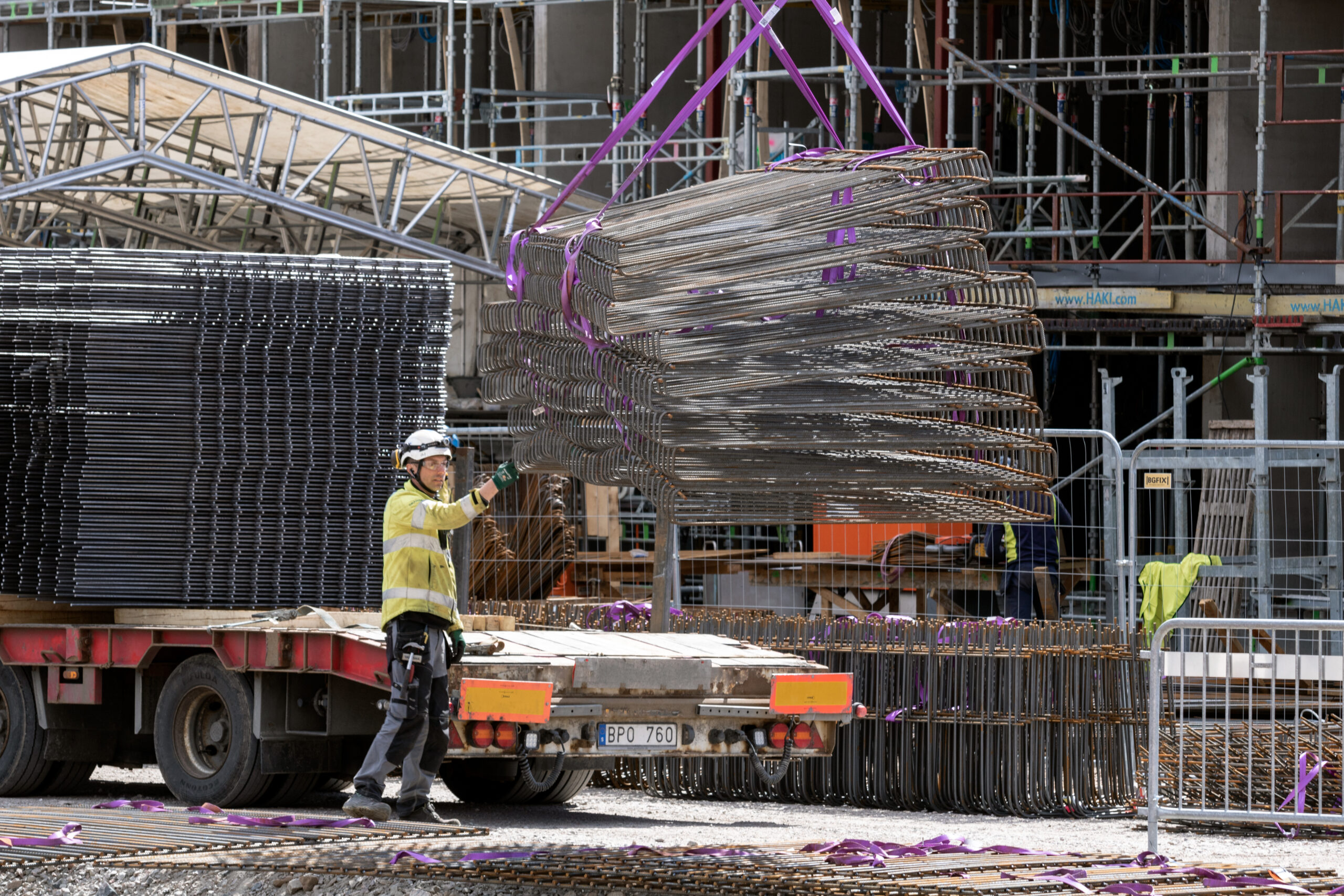 Prefabricerad armering lastas av från lastbil